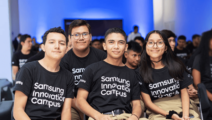 Students participating in the Samsung Innovation Campus event are smiling and taking a photo together.
