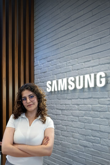 Nisa Nur Taş is posing with Samsung Corporate Citizenship campaign panels