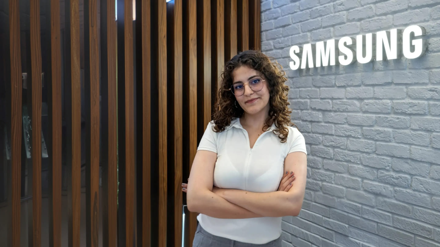 Nisa Nur Taş is posing with Samsung Corporate Citizenship campaign panels