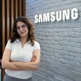 Nisa Nur Taş is posing with Samsung Corporate Citizenship campaign panels
