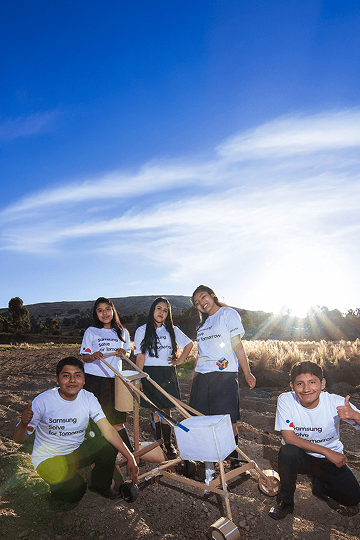 The winning team of Samsung Solve for Tomorrow is taking a photo in front of their project results