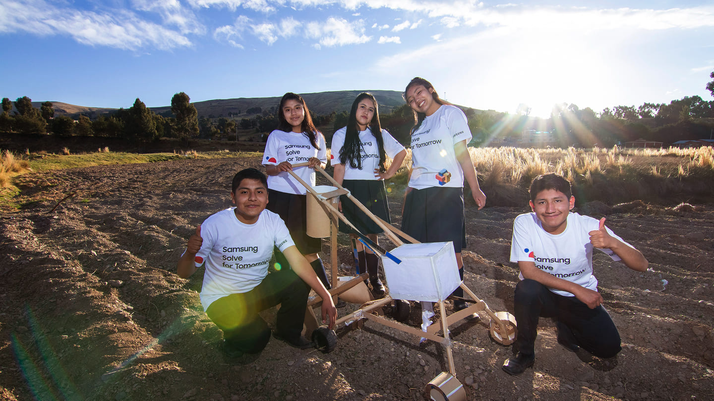 The winning team of Samsung Solve for Tomorrow is taking a photo in front of their project results