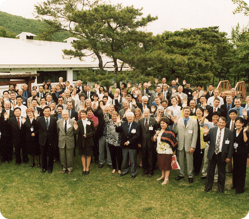 Experts from around the world gathered for Samsung Guide Dog School are taking a group photo together