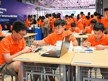 Students participating in Samsung Solve for Tomorrow in China are discussing their project with their teammates.
