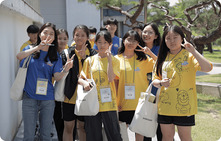 Samsung DreamClass mentors and mentees with a bright smile