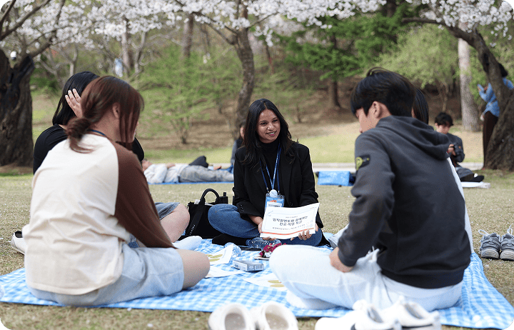 Samsung DreamClass university student mentors getting a career advice from a Samsung employee