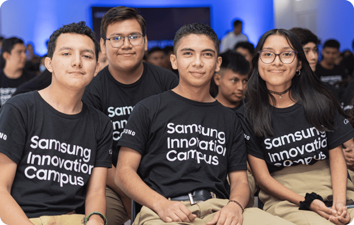 Students participating in the Samsung Innovation Campus event are smiling and taking a photo together.