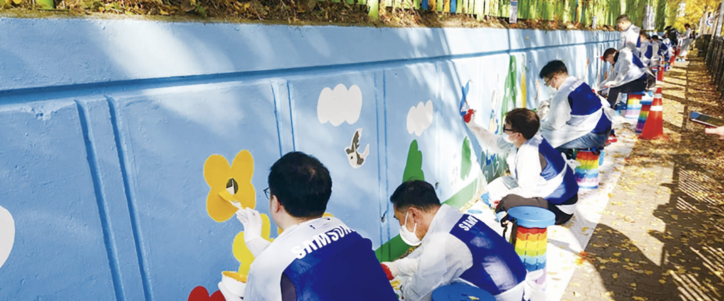 Samsung employees are participating in a mural painting volunteering activity to brighten up the community.
