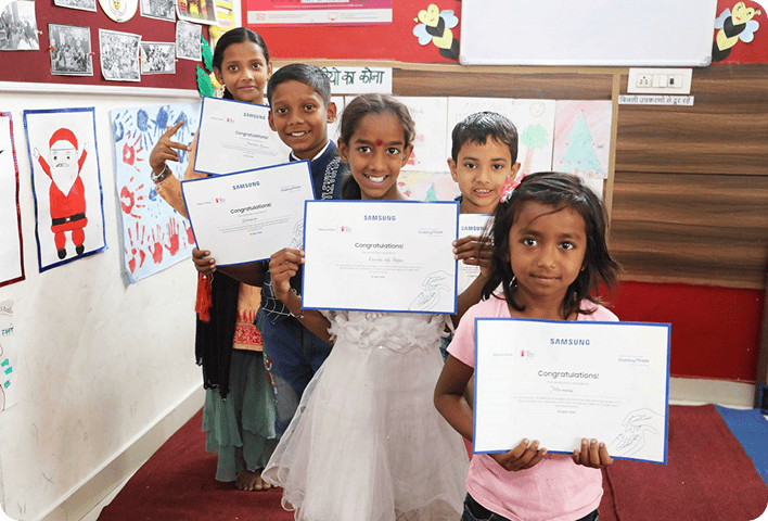 Donations collected through Samsung Nanum Kiosk in India have been delivered to local children. The children are smiling brightly as they hold their awards.