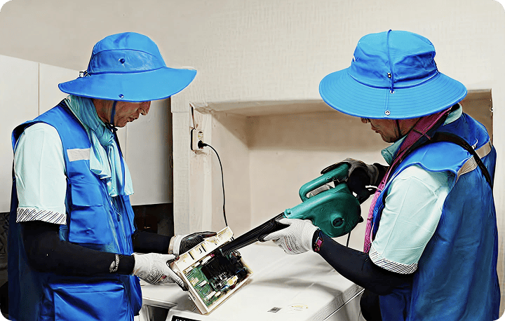 Samsung employees are visiting households affected by floods who cannot use their Samsung home appliances and providing free repair support.