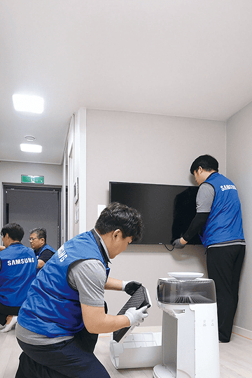 Samsung employees in Korea are visiting welfare institutions to repair home appliances.