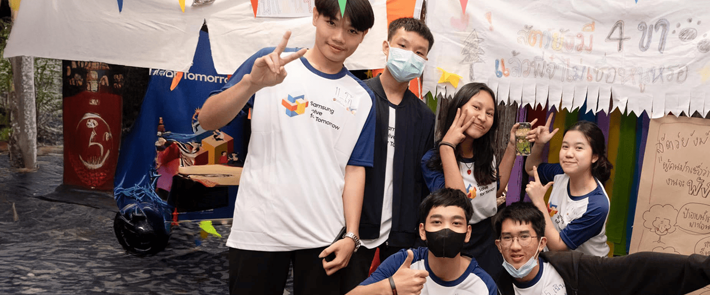 삼성 솔브포투모로우에 참여한 학생들이 함께 사진을 찍고 있다