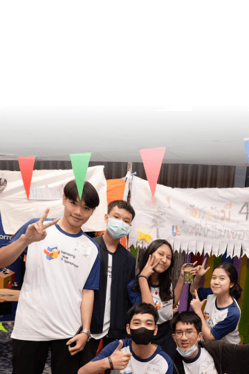 삼성 솔브포투모로우에 참여한 학생들이 함께 사진을 찍고 있다