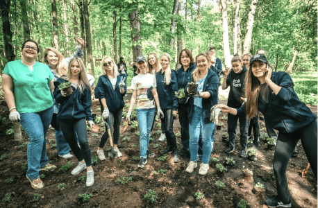 Samsung employees in Russia are participating in an activity to improve forest environments.
