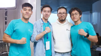 Beelieve team is taking a picture with Samsung mentor (Left to right Adilet Dauleti, Zhangerey Bekbulat, Berik Umarov - Samsung, Amirkhan Aidarkhan)